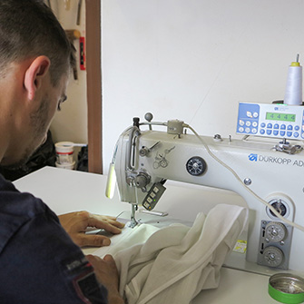 I nostri artigiani lavorono i tessuti con i migliori macchinari